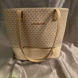 Micheal Kors (free gift w/ purchase)